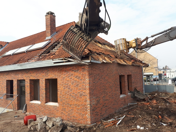 nedbrydning af tag og hus