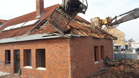 nedbrydning af tag og hus